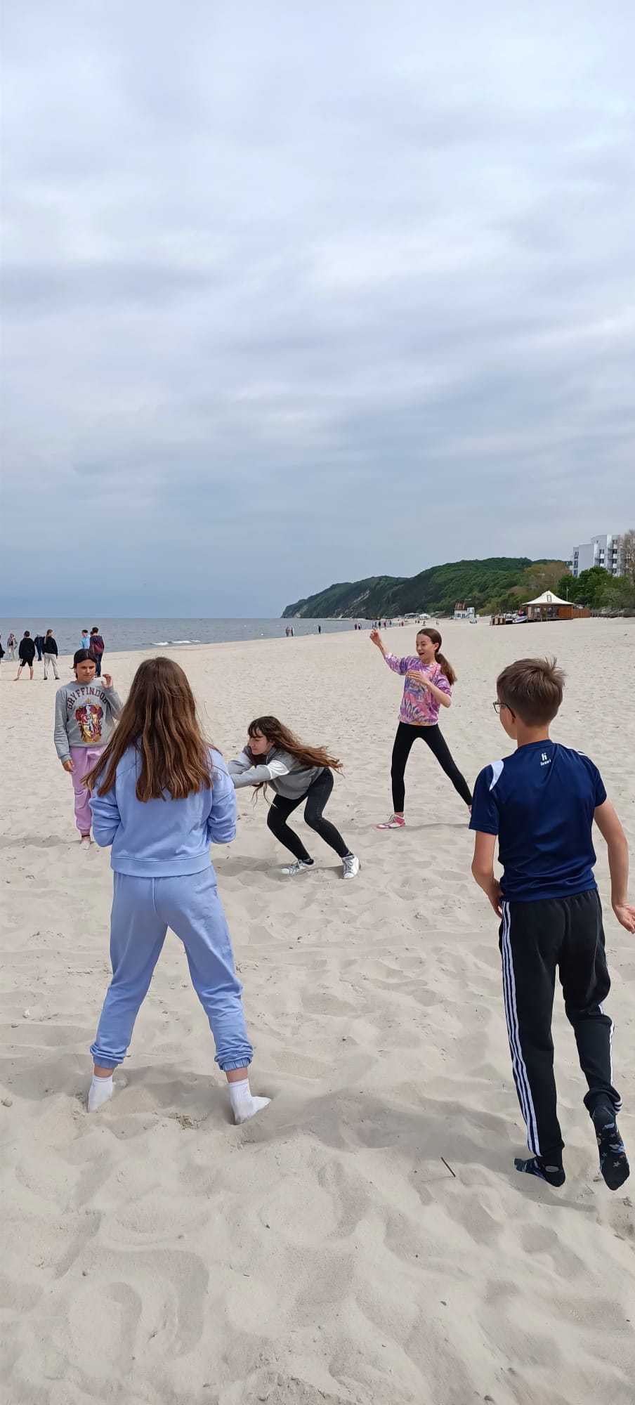 Dzieci grają w piłkę siatkową na plaży