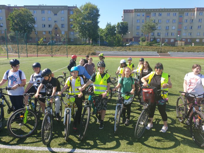 Grupa rowerzystów ze szkoły w Serbach pozuje do zdjęcia
