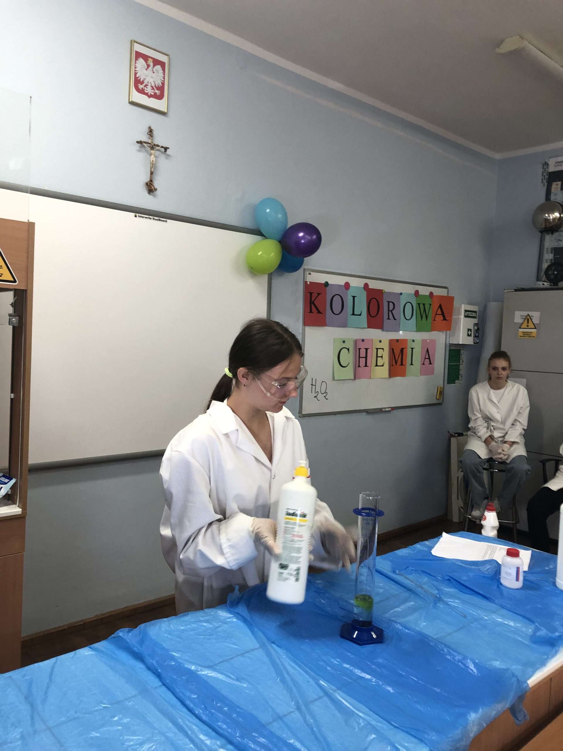 Zuzia Figas przygotowuje eksperyment chemiczny z użyciem płynu do mycia naczyń