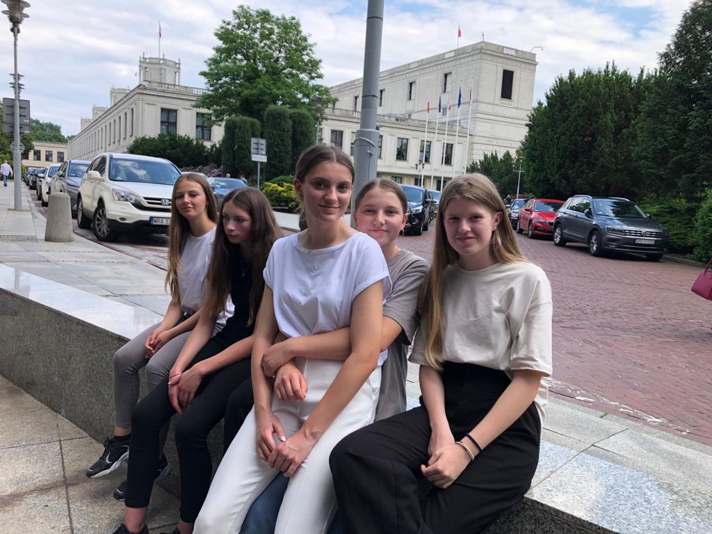 Pięć dziewcząt na tle budynku Sejmu
