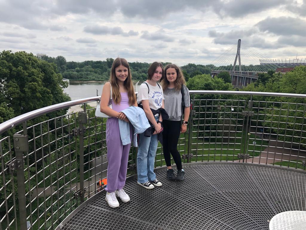 Trzy dziewczyny na tarasie widokowym nad Wisłą