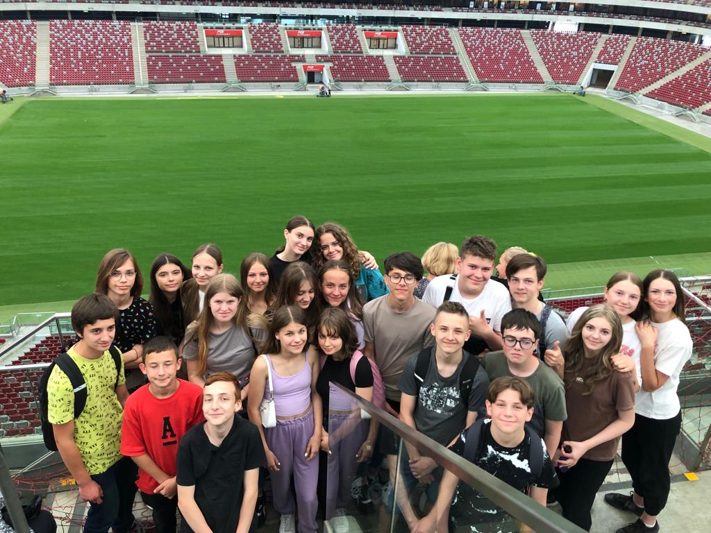 Klasa ósma pozuje do zdjęcia na Stadionie Narodowym