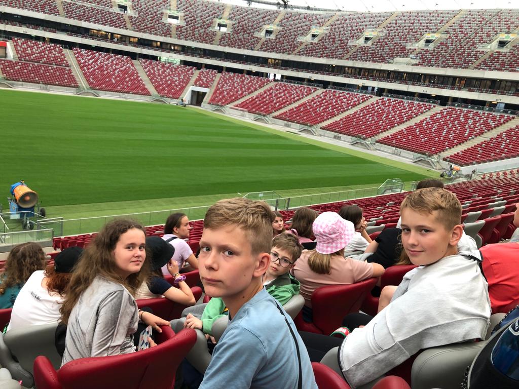 Uczniowie z trybun oglądają murawę Stadionu Narodowego