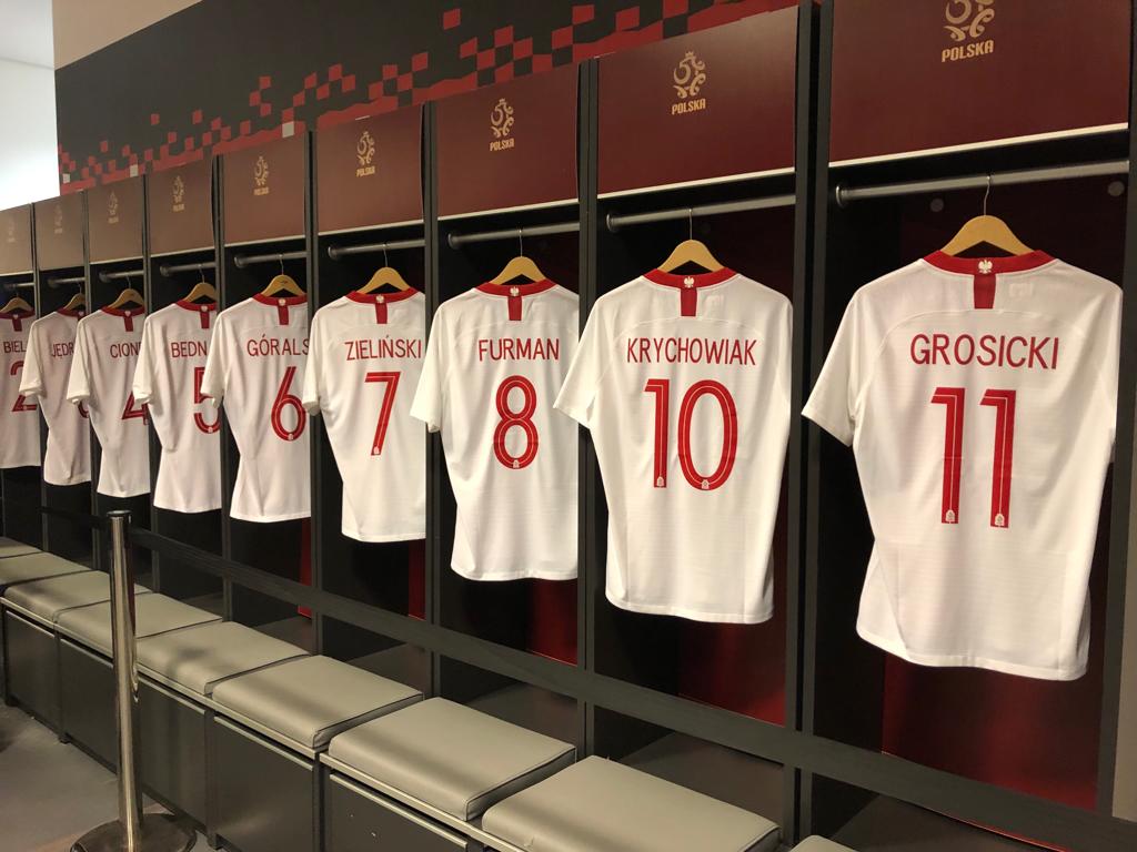 Koszulki reprezentacji Polski w szatni na Stadionie Narodowym