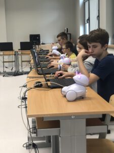Uczniowie klasy 7 pracujacy z robotami Photon. Na pierwszym planie Mikołaj Świderski