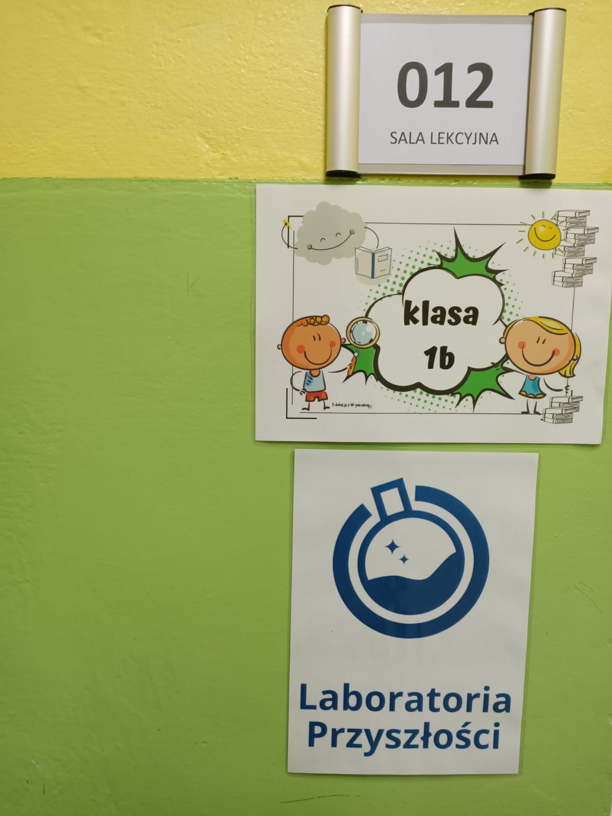 Logo programu Laboratoria Przyszłości na drzwiach wejścia do klasy 1B