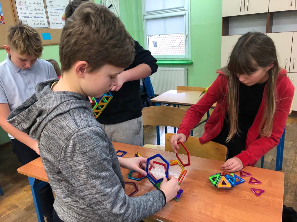 Uczniowie pomagają sobie w układaniu klocków