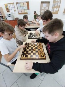 Dwóch chłopców rozgrywa mecz szachowy