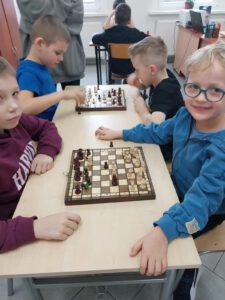 Pierwszoklasiści rozgrywają partię szachów