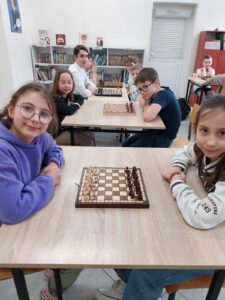 Dwie dziewczynki rozpoczynają szachowy pojedynek