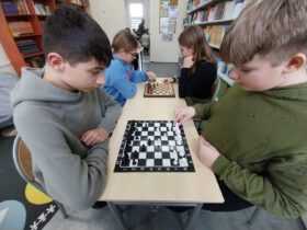 Pojedynek szachowy dwóch uczniów